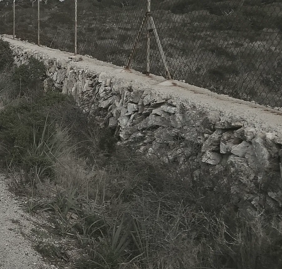 Feldweg bei Llucmajor, rechts begrenzt von einer Trockenmauer als Grundstücksgrenze