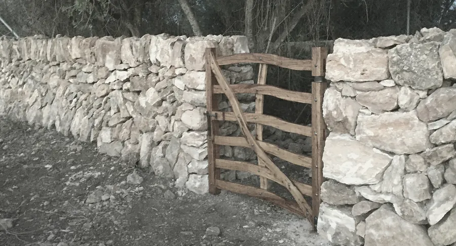 Portell — ein hölzernes Tor als Durchlass in einer mallorquinischen Trockenmauer